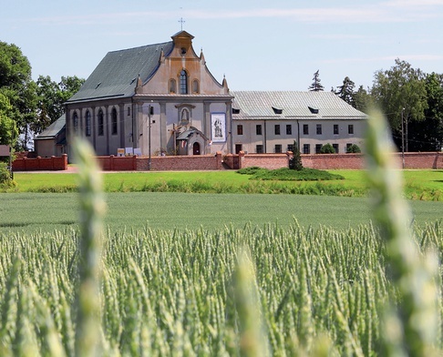 Sanktuarium w Rywałdzie. W przyległym do kościoła klasztorze mieszka pięciu kapucynów.