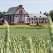 Sanktuarium w Rywałdzie. W przyległym do kościoła klasztorze mieszka pięciu kapucynów.