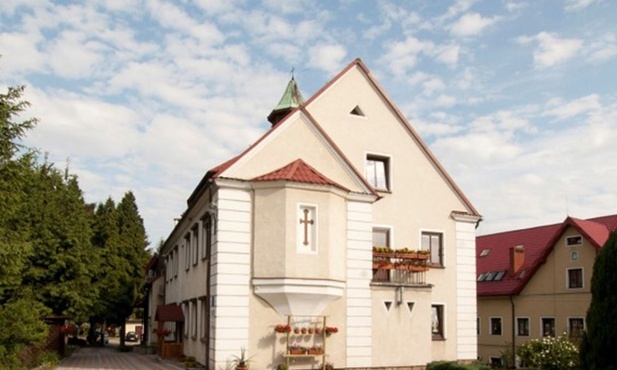 Budynek Zakładu Leczniczo-Opiekuńczego w Piszkowicach.