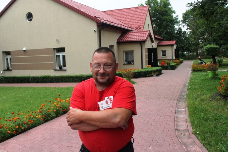 Norbert Misterek przed Domem dla Bezdomnych Caritas Diecezji Radomskiej przy ul. Zagłoby 3.