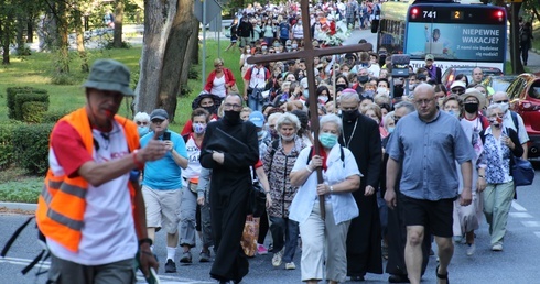 Pierwsze kroki ku Jasnej Górze, po wyjściu z płockiej katedry.