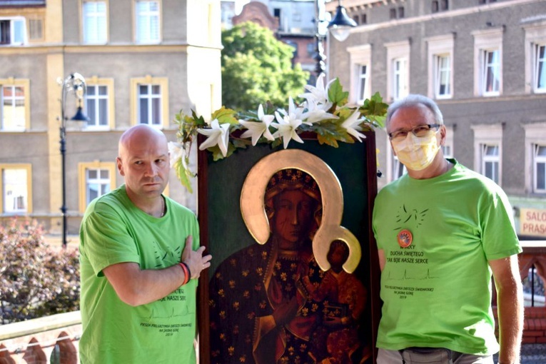 Powitanie obrazu w drzwiach kościoła pw. Świętych Aniołów Stróżów w Wałbrzychu.