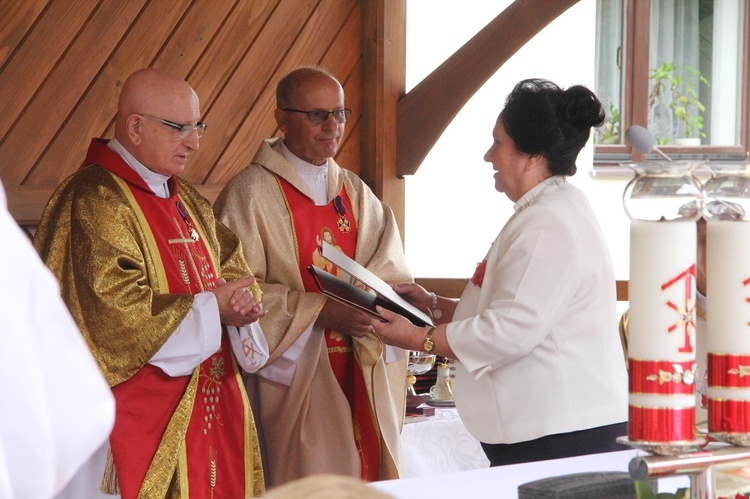 Jaworzna. Kapłani z prezydenckimi medalami