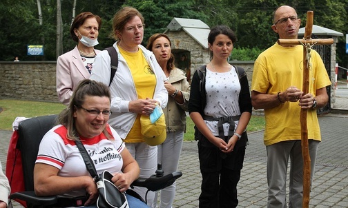 Ekipa z grupy czwartej, która postanowiła dziś iść pieszo z Hałcnowa do Bielan.
