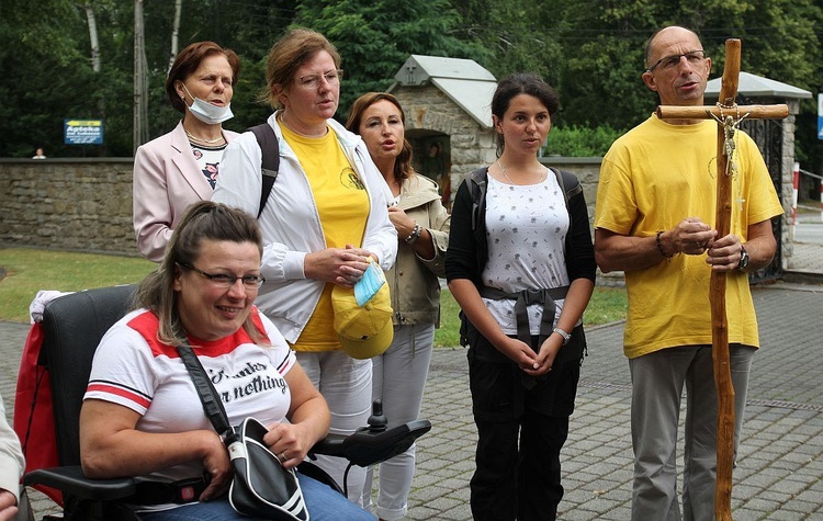 Ekipa z grupy czwartej, która postanowiła dziś iść pieszo z Hałcnowa do Bielan.