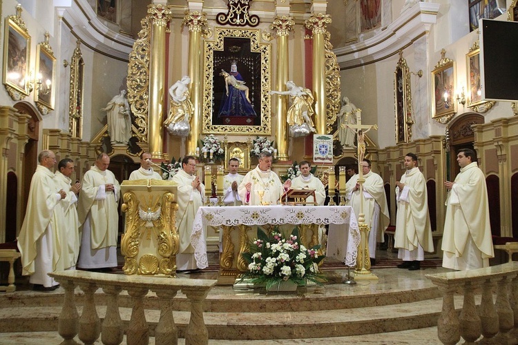 Bp Roman Pindel przewodniczył Mszy św. dla jasnogórskch pielgrzymów w Hałcnowie.