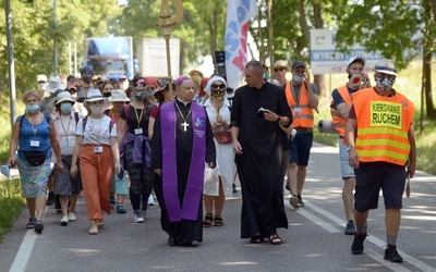 Pielgrzymów na pątniczy szlak wyprowadził bp Henryk Tomasik.