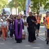 Pielgrzymów na pątniczy szlak wyprowadził bp Henryk Tomasik.