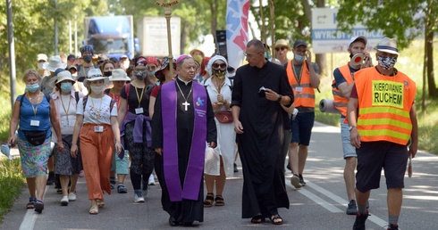 Pielgrzymów na pątniczy szlak wyprowadził bp Henryk Tomasik.