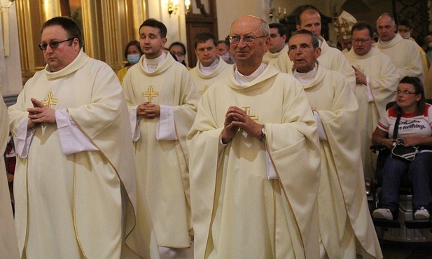 Księża pielgrzymi w hałcnowskiej bazylice.