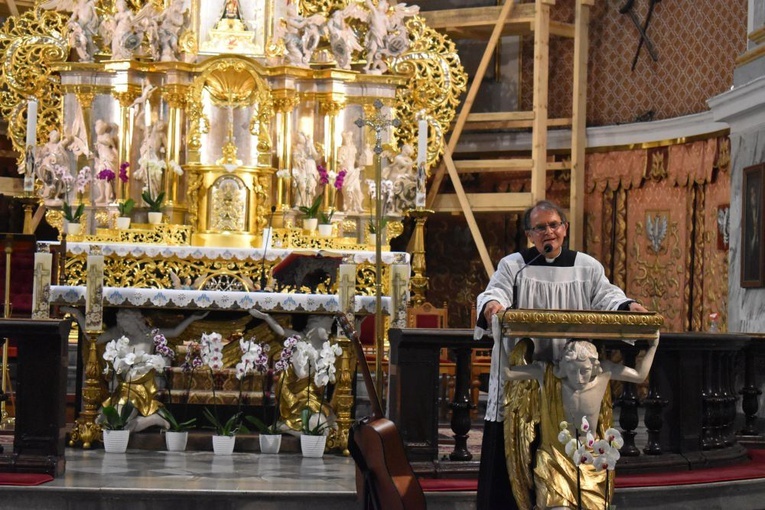 Apel Jasnogórski w Bardzie poprowadził ks. Romuald Brudnowski, wieloletni główny przewodnik pielgrzymki.