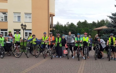 Cykliści wyruszyli w drogę po Mszy św. odprawionej w Domu Kapłana Seniora. 