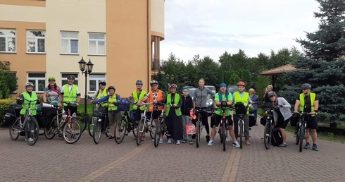 Cykliści wyruszyli w drogę po Mszy św. odprawionej w Domu Kapłana Seniora. 