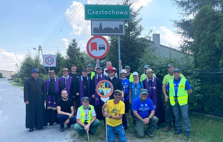 Wspólne grupowe zdjęcie po przekroczeniu granic Częstochowy.