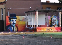  Kolorowy mural zaprasza na seanse do letniego kina.