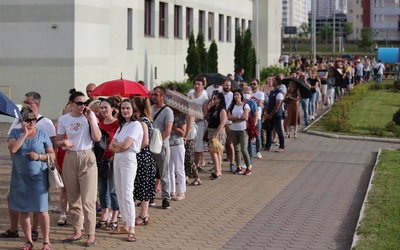 Łukaszenka zdobywa prawie 80 proc. głosów według "narodowego sondażu" powyborczego