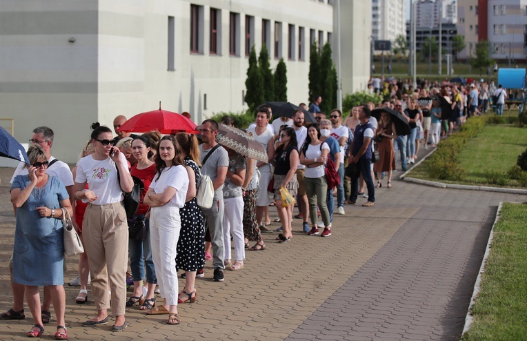 Łukaszenka zdobywa prawie 80 proc. głosów według "narodowego sondażu" powyborczego