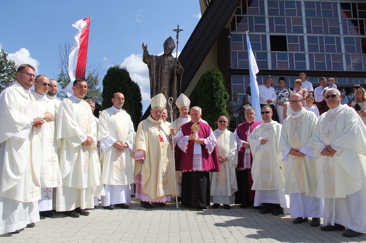 Stawisza. Poświęcenie pomnika i kaplicy św. Jana Pawła II