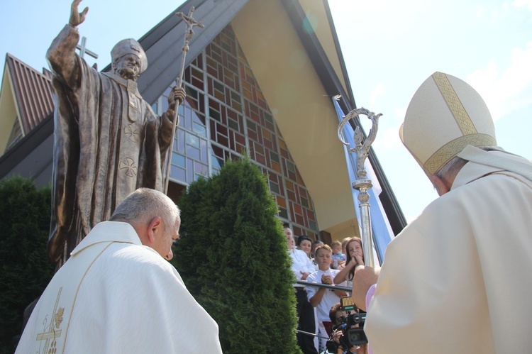 Stawisza. Poświęcenie pomnika i kaplicy św. Jana Pawła II