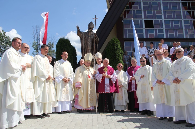 Stawisza. Poświęcenie pomnika i kaplicy św. Jana Pawła II