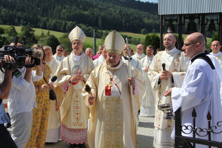 Stawisza. Poświęcenie pomnika i kaplicy św. Jana Pawła II