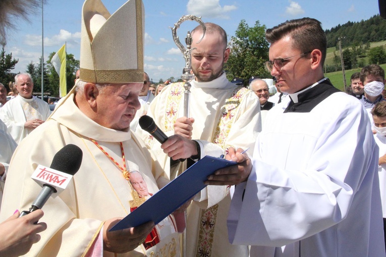 Stawisza. Poświęcenie pomnika i kaplicy św. Jana Pawła II