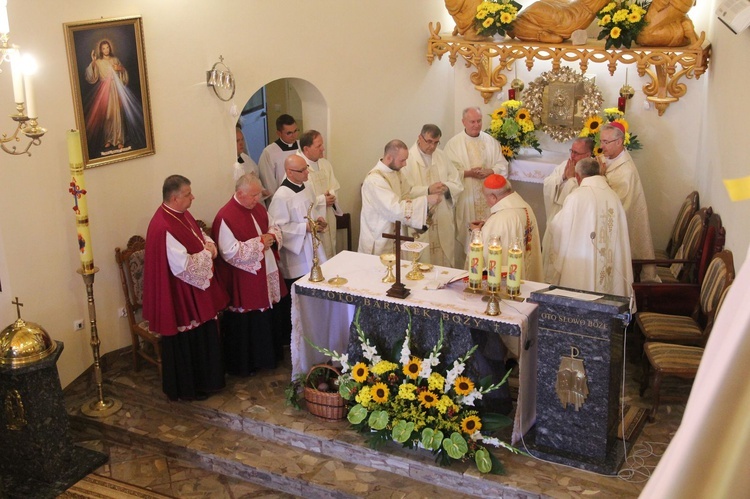 Stawisza. Poświęcenie pomnika i kaplicy św. Jana Pawła II