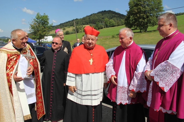 Stawisza. Poświęcenie pomnika i kaplicy św. Jana Pawła II