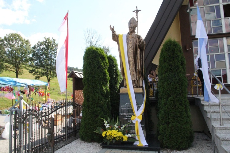 Stawisza. Poświęcenie pomnika i kaplicy św. Jana Pawła II