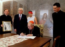 Bobowa wzbogaciła się o relikwie krwi św. Jana Pawła II