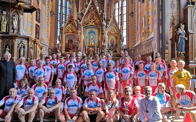 Po uroczystej Mszy św. w Swarzewie, góralscy rowerzyści wyruszyli do Helu.