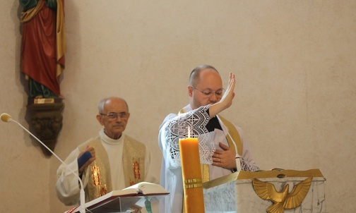O szczęśliwą drogę modlił się ks. prał. Andrzej Rdest, a błogosławił pątników ks. Marcin Wróbel