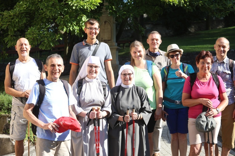 Cieszyńska grupka pielgrzymów przed wyruszeniem w drogę spod kościoła św. Jerzego