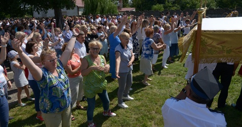 Pątnicy, którzy w ubiegłych latach przybywali do Jarosławic, zaznaczali swą obecność na odpustowej Sumie radosnym śpiewem i tańcem.