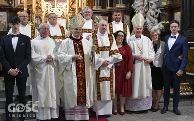 Pamiątkowe zdjęcia diakona z biskupami, rodziną i zaprzyjaźnionymi księżmi.