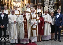 Pamiątkowe zdjęcia diakona z biskupami, rodziną i zaprzyjaźnionymi księżmi.