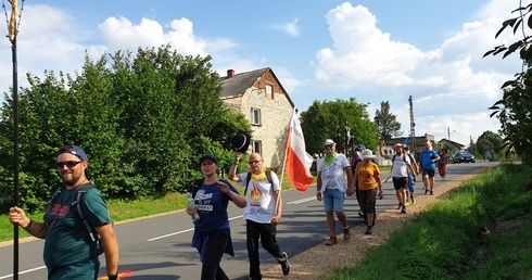 Oświęcimska delegacja za krzyżem zmierza ku Jasnej Górze.