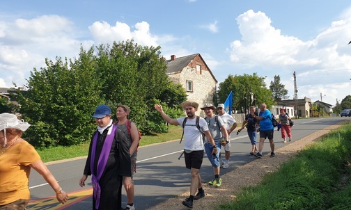 W drodze opiekę duchową nad pątnikami sprawuje ks. Ariel Stąporek.