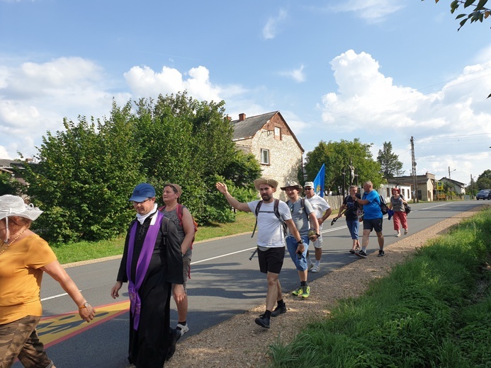 W drodze opiekę duchową nad pątnikami sprawuje ks. Ariel Stąporek.