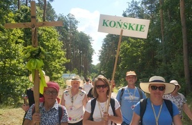 Grupa pielgrzymów z Końskich na pątniczym szlaku.