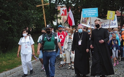 ▲	Pątników z Sandomierza wyprowadził bp Krzysztof Nitkiewicz 