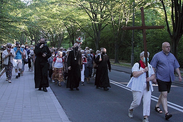 W tym roku pielgrzymi podążali do Częstochowy w jednodniowych odcinkach, z maseczkami na twarzach.