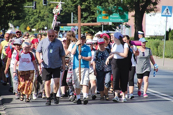 Nie 300, a 30 km przeszli pątnicy w jednym dniu sztafety, lecz bardziej niż długość drogi liczyły się ich intencje i trud.