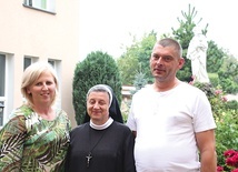 Od lewej: Małgorzata Gutowska, s. Agnes Jaszczykowska, przełożona generalna sióstr pasjonistek, i Piotr Gutowski, którego ocaliły modlitwa i ofiara s. Hanny.