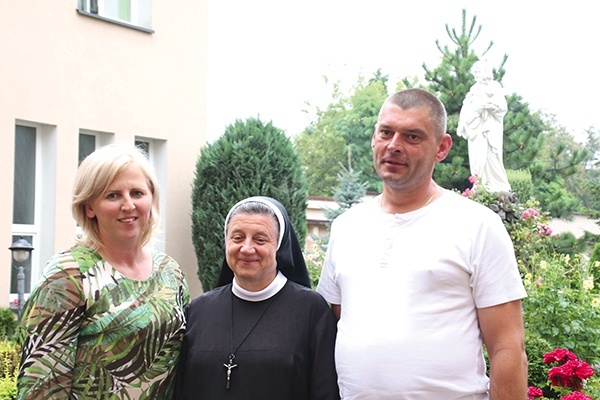 Od lewej: Małgorzata Gutowska, s. Agnes Jaszczykowska, przełożona generalna sióstr pasjonistek, i Piotr Gutowski, którego ocaliły modlitwa i ofiara s. Hanny.