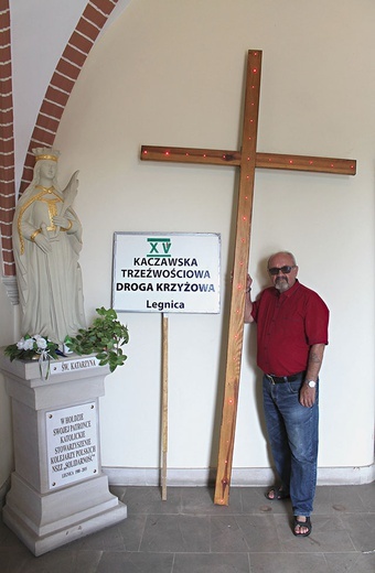 ▲	Pan Krzysztof z krzyżem alkoholików.