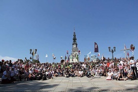 Pokłon Maryi oddało stosunkowo niewiele osób. Wielu pątników pielgrzymowało duchowo m.in. dzięki relacjom przygotowanych przez naszą redakcję na; www.ppw.gosc.pl. 