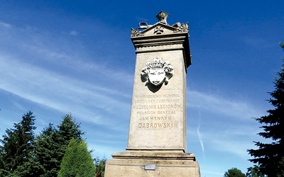 Monument upamiętniający gen. Dąbrowskiego integruje mieszkańców. Przypomina także o innej bywającej w tym miejscu postaci – ks. Karolu Wojtyle.