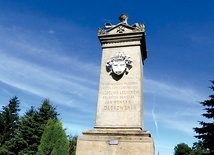 Monument upamiętniający gen. Dąbrowskiego integruje mieszkańców. Przypomina także o innej bywającej w tym miejscu postaci – ks. Karolu Wojtyle.