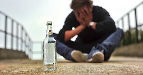 Każdego roku statystyki dotyczące spożywania alkoholu wzrastają, a po napoje wysokoprocentowe sięgają coraz młodsze osoby.